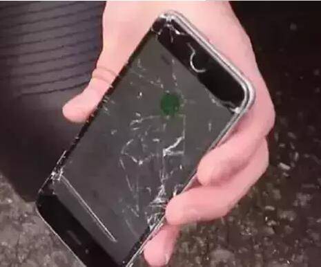 手机玻璃屏幕碎了修复视频_如何保护手机屏幕不碎_手机屏幕玻璃碎了修复